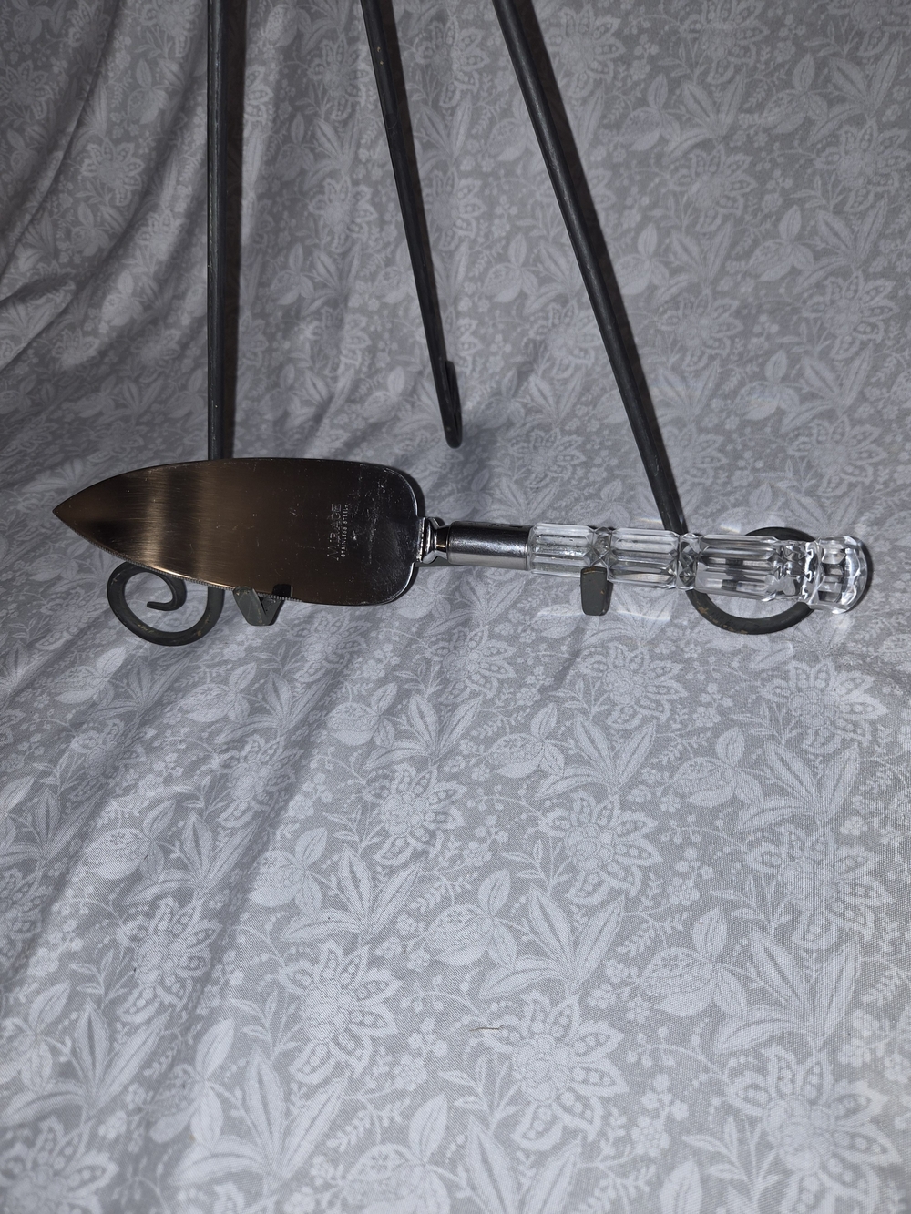 Mirage pie or cake server featuring a stainless steel blade